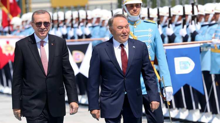 <p><span style="color:#B22222"><strong>KAZAKİSTAN İLK RESMİ ZİYARET</strong></span></p>

<p>T&uuml;rkiye'ye 15 Temmuz'dan sonra devlet başkanı d&uuml;zeyindeki ilk resmi ziyaret ise Kazakistan'dan geldi. Cumhurbaşkanı Erdoğan, o d&ouml;nem Kazakistan Cumhurbaşkanı olan Nursultan Nazarbayev'i, Cumhurbaşkanlığı K&uuml;lliyesi'nde resmi t&ouml;renle karşıladı.</p>
