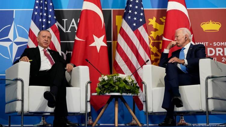 <p>Ankara'nın ABD y&ouml;netiminden beklediği i&ccedil;erikte ilk a&ccedil;ıklama, Cumhurbaşkanı Erdoğan'ın hayatta olduğu ve darbecilerin elinde bulunmadığı anlaşıldıktan sonra yani darbenin başarısızlığa uğrayacağı belli olmaya başladığında geldi.</p>
