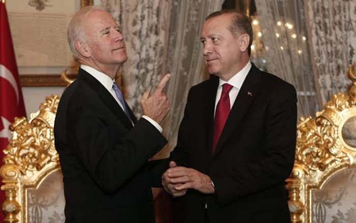 <p>Erdoğan ile ortak basın toplantısı d&uuml;zenleyen Biden, gecikmeli ziyaretiyle ilgili &ouml;z&uuml;r dileyerek, <strong>"Keşke daha &ouml;nce buraya gelebilseydim"</strong> ifadesini kullandı.</p>
