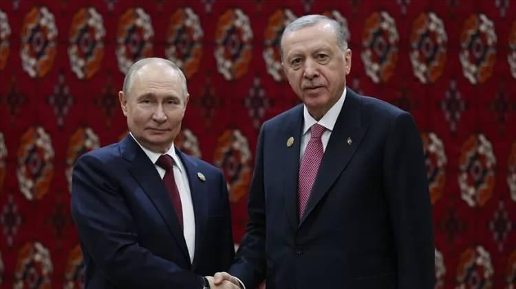 <p><span style="color:rgb(178, 34, 34)"><strong>DARBE GİRİŞİMİNİN ARDINDAN İLK ARAYAN LİDER PUTİN OLDU</strong></span></p>

<p>15 Temmuz'un ardından Cumhurbaşkanı Erdoğan'ı arayan ilk yabancı &uuml;lke lideri ise Rusya Devlet Başkanı Vladimir Putin oldu. Darbe girişiminden 1 g&uuml;n sonra Cumhurbaşkanı Erdoğan'ı telefonla arayan Putin, T&uuml;rkiye'ye ve T&uuml;rk halkına <strong>"ge&ccedil;miş olsun"</strong> dileklerini iletti.</p>

