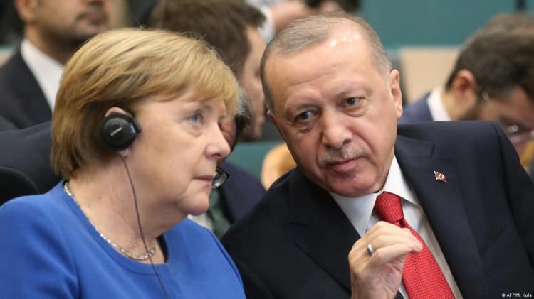<p><span style="color:#B22222"><strong>ALMANYA ESKİ BAŞBAKANI ANGELA MERKEL YER ALDI</strong></span></p>

<p>Erdoğan'ın telefon g&ouml;r&uuml;şmesi yaptığı yetkililer arasında Almanya Eski Başbakanı Angela Merkel, yer aldı.&nbsp;</p>

