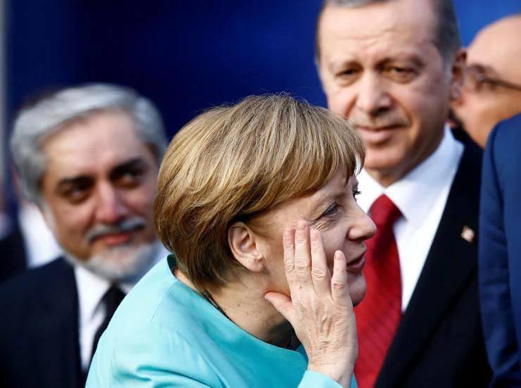 <p><span style="color:#B22222"><strong>ANGELA MERKEL:</strong></span></p>

<p>B&uuml;t&uuml;n Alman h&uuml;k&uuml;meti adına, T&uuml;rk askeri birliklerinin, &uuml;lkesinin se&ccedil;ilmiş h&uuml;k&ucirc;metini ve se&ccedil;ilmiş cumhurbaşkanını zor kullanarak devirme girişimini en sert bir şekilde kınıyorum. Tankların sokaklarda olması ve halka karşı hava saldırısında bulunulması hukuk dışıdır.</p>
