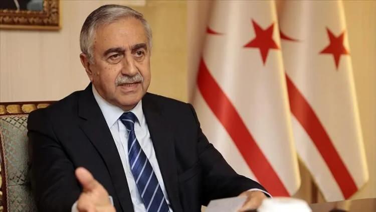 <p><span style="color:#B22222"><strong>D&Ouml;NEMİN KKTC CUMHURBAŞKANI MUSTAFA AKINCI:</strong></span></p>

<p>D&uuml;n gece yaşananlarla; &ouml;zg&uuml;rl&uuml;k, demokrasi ve insan haklarının ne kadar &ouml;nemli olduğu bir kez daha &ccedil;ok &ccedil;arpıcı bir bi&ccedil;imde ortaya &ccedil;ıkmıştır. Halkın iradesiyle şekillenmiş kurumların silah zoruyla ele ge&ccedil;irilmek istenmesi, bu &ccedil;ağda yeri olmayan eski ve k&ouml;hnemiş bir zihniyetin yansımasıdır. Bu t&uuml;rden bir kalkışmanın herhangi bir şekilde başarıya ulaşma şansının olmadığı da a&ccedil;ık&ccedil;a g&ouml;r&uuml;lm&uuml;şt&uuml;r. Halkı, siyasi partileri ve medyası ile darbe girişimi karşısında sergilediği &ouml;rnek dayanışma ve kararlılık, T&uuml;rkiye'nin karanlık darbeler &ccedil;ağını artık geride bırakmakta olduğunun en g&uuml;zel işaretidir.</p>
