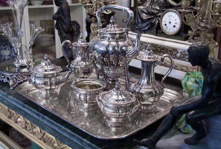 <p>G&uuml;n&uuml;m&uuml;zde h&acirc;l&acirc; pek &ccedil;ok evde vitrinleri s&uuml;sleyen eski g&uuml;m&uuml;ş takımların kilogram fiyatı, iş&ccedil;iliğine ve d&ouml;nemine g&ouml;re 80 bin ila 85 bin TL arasında alıcı buluyor.&nbsp;</p>
