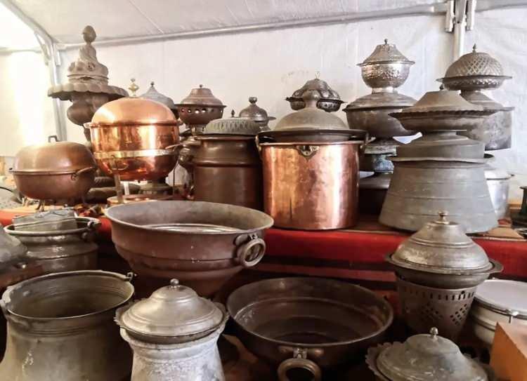 <p>Ancak, son d&ouml;nemde&nbsp; koleksiyoncular, &ouml;zellikle el iş&ccedil;iliğiyle &uuml;retilmiş ve &uuml;zerinde otantik desenler barındıran nadide par&ccedil;aları bulabilmek i&ccedil;in birbirleriyle yarışıyor.</p>
