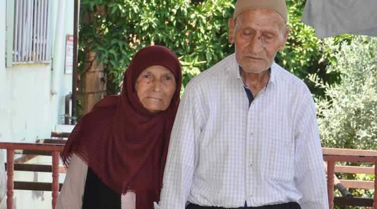 <p><span style="color:#B22222"><em><strong>Gaziantep'te yaşayan 103 yaşındaki Cennet ve 100 yaşındaki Mehmet Balaban &ccedil;ifti, 73 yıllık mutlu evliliklerinin sırrını sevgi ve saygı olarak a&ccedil;ıklarken, sağlıklı ve uzun yaşamın p&uuml;f noktalarını da paylaştı.</strong></em></span></p>
