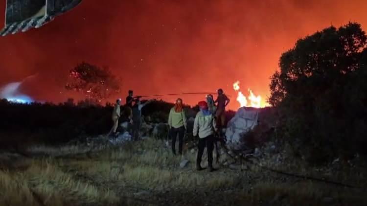 <p><strong>Muğla'nın Milas il&ccedil;esinde &Ccedil;arşamba akşamı başlayan orman yangını, şiddetli r&uuml;zgarın etkisiyle kısa s&uuml;rede b&uuml;y&uuml;yerek Kazıklı Koy'a kadar ulaştı.&nbsp;</strong></p>
