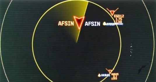 <p>Soruşturma dosyasına giren ve kamuoyuyla paylaşılan radar görüntüleri, helikopterin düştüğü anlarda havada yaşanan hareketliliği tüm çıplaklığıyla gözler önüne serdi.</p>

<p>Olayın gerçekleştiği değerlendirilen kritik saat aralığında, MJ524 iz numaralı iki adet F-16 ve HH721 iz numaralı bir adet F-4 savaş uçağının olay mahalli yakınlarında 21.000 feet irtifada uçuş yaptığı tespit edildi.</p>

<p>Ancak asıl çarpıcı detay, uçaklar olay mahalline yaklaştığında ortaya çıktı. Radar kayıtlarına göre, HH721 iz numaralı F-4 uçağı tam olay yerine yaklaştığı sırada aniden radar ekranlarından kayboldu.</p>
