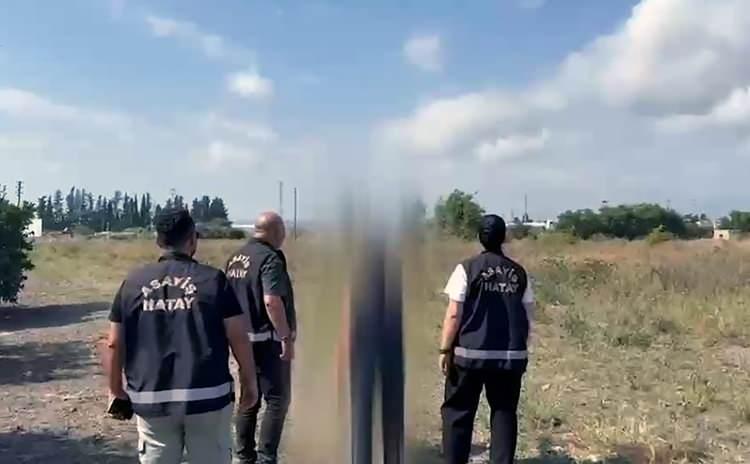 <p>Yapılan &ccedil;alışmada cinayeti Mehmet Uyğur&rsquo;un eşi Hatice Uyğur (49) kayınbiraderi Yaşar Tekeli ile gelini ve aynı zamanda Tekeli&rsquo;nin sevgilisi olan Selbi Uyğur&rsquo;un işlediği belirlendi.</p>

<p>&nbsp;</p>

<p>&nbsp;</p>

<p>Olayla ilgili Hatice Uyğur ve Yaşar Tekeli g&ouml;zaltına alınırken, Selbi Uyğur bulunamadı.</p>

<p>&nbsp;</p>
