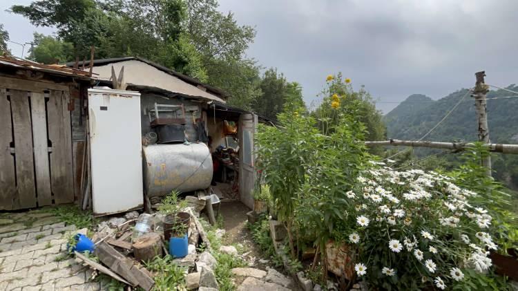 <p>Ser&ccedil;e, Kadirli il&ccedil;esine bağlı Yoğunoluk Yaylası'ndaki evinin bah&ccedil;esine kurduğu yaklaşık 10 metrekarelik at&ouml;lyesinde &ccedil;evredeki andız ağa&ccedil;larından topladığı kozalakların &ccedil;ekirdeklerini &ouml;zenle işleyerek 33'l&uuml; ve 99'lu tespihlerin yanı sıra bileklik &uuml;retiyor.&nbsp;</p>
