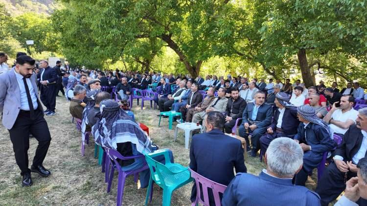 <p>Binlerce davetlinin katıldığı d&uuml;ğ&uuml;nde, d&uuml;ğ&uuml;n alanına asılan dev ay yıldızlı bayrak altında gece ge&ccedil; saatlere kadar halaylar &ccedil;ekildi.</p>
