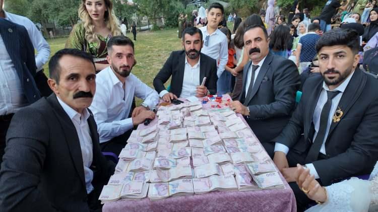 <p>Damadın amcası Servet &Ouml;ter de, iki g&uuml;n iki gece s&uuml;ren d&uuml;ğ&uuml;nde binlerce insanın yurt i&ccedil;i ve yurt dışından katıldığını, herkese &ccedil;ok teşekk&uuml;r ettiğini dile getirdi.</p>

<p>&nbsp;</p>

<p><span style="color:#A52A2A"><strong><em>KAYNAK: İHA&nbsp;</em></strong></span></p>
