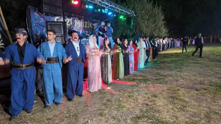 <p><span style="color:#A52A2A"><strong>D&Uuml;Ğ&Uuml;N 2 G&Uuml;N 2 GECE S&Uuml;RD&Uuml;</strong></span></p>

<p>&nbsp;</p>

<p>Beyt&uuml;şşebap il&ccedil;esine bağlı Mutluca k&ouml;y&uuml;nde Sipan &Ouml;ter ve Rojin Ercan &ccedil;iftinin g&ouml;rkemli d&uuml;ğ&uuml;n&uuml; iki g&uuml;n iki gece s&uuml;rd&uuml;.</p>
