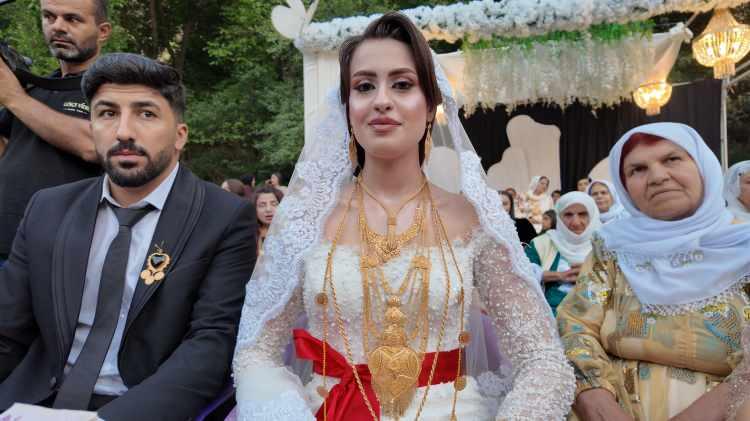 <p>Şırnak&rsquo;ın Beyt&uuml;şşebap il&ccedil;esinde iki g&uuml;n iki gece s&uuml;ren aşiret d&uuml;ğ&uuml;n&uuml;nde gelin ve damada servet takıldı. &Ccedil;ifte takılan takının miktarını duyan kulaklarına inanamadı.</p>
