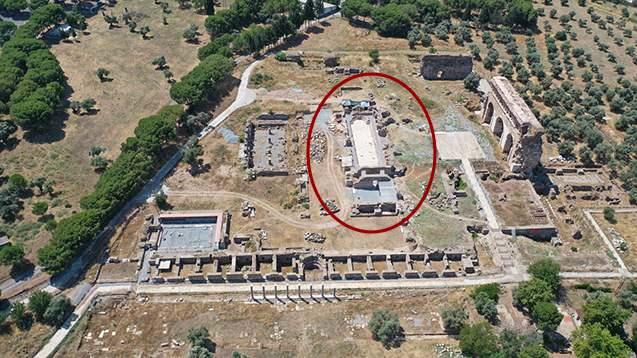 <p>Aydın'daki 2 bin yıllık ge&ccedil;mişe sahip Tralleis Antik Kenti'nde y&uuml;r&uuml;t&uuml;len kazılarda, d&ouml;nemin "olimpik" havuzlarından biri olarak değerlendirilen y&uuml;zme havuzu g&uuml;n y&uuml;z&uuml;ne &ccedil;ıkartıldı. <span style="color:#A52A2A"><strong><em>İşte havuza dair b&ouml;lgeden gelen ilk g&ouml;r&uuml;nt&uuml;ler...</em></strong></span></p>

