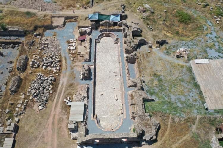 <p>&Ccedil;ekilmez, &ouml;zellikle sıcak yaz aylarında hamama gelen kişilerin havuzu serinlemek i&ccedil;in kullandıklarını d&uuml;ş&uuml;nd&uuml;klerini anlatarak, yapının arkasında bir gymnasium (&ccedil;ok ama&ccedil;lı eğitim kompleksi) olduğu i&ccedil;in burada eğitim alan &ccedil;ocukların da y&uuml;zme havuzunu kullandığını tahmin ettiklerini s&ouml;yledi.</p>
