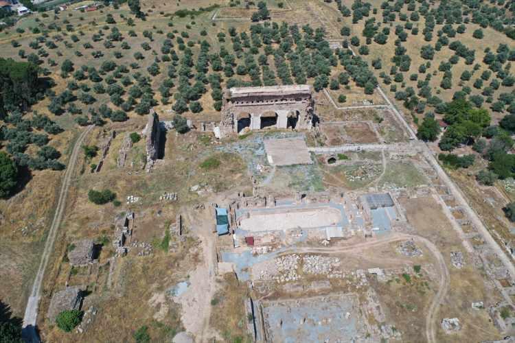 <p><strong><em>"Bir g&uuml;nde <span style="color:#A52A2A">3-5 bin kişinin hamam-gymnasium kompleksini kullandığını d&uuml;ş&uuml;n&uuml;yoruz.</span> Burada eğitim alan &ccedil;ocukların profesyonel sporcu olmaları bekleniyordu.&nbsp;</em></strong></p>
