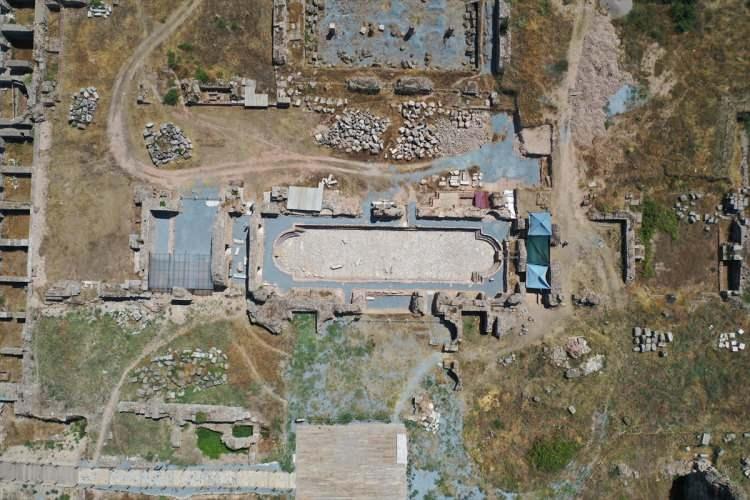 <p>Prof. Dr. Murat &Ccedil;ekilmez,&nbsp; &ccedil;alışmaların K&uuml;lt&uuml;r ve Turizm Bakanlığının "Geleceğe Miras" projesi kapsamında s&uuml;rd&uuml;ğ&uuml;n&uuml; bildirdi.&nbsp;</p>
