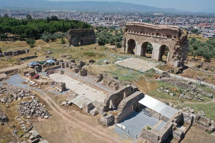 <p>&Ccedil;ekilmez, t&uuml;m &ccedil;alışmaların tamamlanmasının ardından havuza su doldurmayı planladıklarını s&ouml;zlerine ekledi.</p>

<p>&nbsp;</p>

<p><span style="color:#A52A2A"><strong><em>HAKNAK: AA</em></strong></span></p>
