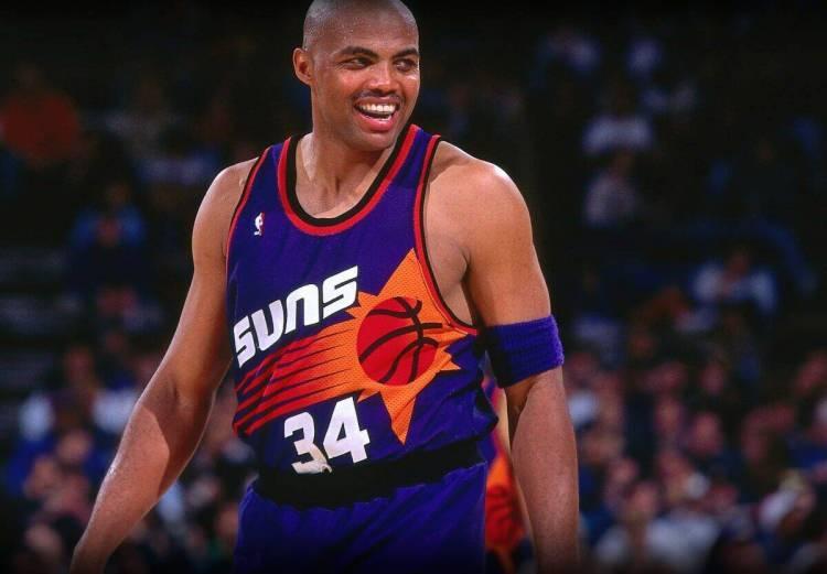 <p><strong><span style="color:#B22222">CHARLES BARKLEY&nbsp;</span> |&nbsp; 10 MİLYON DOLAR&nbsp; (Basketbolcu)</strong></p>

<p>&nbsp;</p>

<p>NBA efsanesi Charles Barkley, basketbol kariyeri kadar d&uuml;r&uuml;stl&uuml;ğ&uuml;yle de &uuml;nl&uuml;d&uuml;r. Barkley, yıllar i&ccedil;inde kumar oynayarak yaklaşık 10 milyon dolar kaybettiğini itiraf etti . En b&uuml;y&uuml;k tek seanslık kaybı ise sadece altı saatlik blackjack oyununda 2,5 milyon doların kaybolması oldu.</p>
