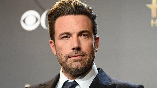 <p><strong><span style="color:#B22222">BEN AFFLECK</span>&nbsp; |&nbsp; MİLYONLARCA DOLAR&nbsp;</strong></p>

<p>&nbsp;</p>

<p>Oyuncu Ben Affleck, kumar tutkusuyla manşetlere &ccedil;ıkan bir diğer yıldız. Yetenekli bir blackjack oyuncusu olarak bilinen ve hatta "&ccedil;ok iyi" olduğu gerek&ccedil;esiyle bazı kumarhanelerden yasaklanan Affleck, masada b&uuml;y&uuml;k kayıplar da yaşadı.&nbsp;</p>
