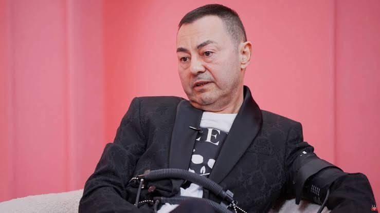 <p><strong><span style="color:#B22222">SERDAR ORTA&Ccedil;&nbsp;</span> |&nbsp; 50-100 MİLYON DOLAR CİVARI</strong></p>

<p>&nbsp;</p>

<p>Serdar Orta&ccedil;, katıldığı programlarda ve r&ouml;portajlarında kumar nedeniyle 100 milyon dolar civarında bir servet kaybettiğini a&ccedil;ıklamıştır. Bu s&uuml;re&ccedil;te 15'e yakın ev ve Ali Sami Yen Stadyumu'nun yanında yer alan 11 katlı bir g&ouml;kdelenini kaybettiğini belirtmiştir.</p>
