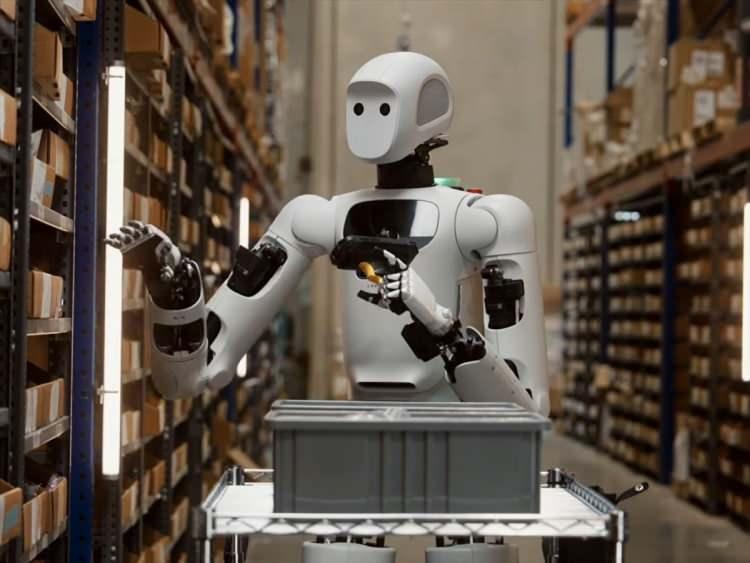<p>İnsansı robotlar, &ldquo;robot okulu&rdquo; olarak nitelendirilen merkezlerde ger&ccedil;ek yaşam koşullarına hazırlanıyor.<br />
Yapay zeka ve robotik teknolojilerdeki hızlı gelişimle birlikte bu yıl &ccedil;ok sayıda robot &uuml;reticisi, prototipten seri &uuml;retim ve ticari kullanıma ge&ccedil;iyor.</p>
