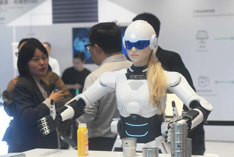 <p>İnsansı robotlar, havalimanları, otomotiv fabrikaları, lojistik depoların aralarında bulunduğu &ccedil;ok farklı alanlarda g&ouml;rev alabiliyor. 2028-2030 yıllarının ise insansı robotların g&uuml;nl&uuml;k hayatta g&ouml;r&uuml;lmeye başlandığı bir d&ouml;nem olacağı değerlendiriliyor.</p>
