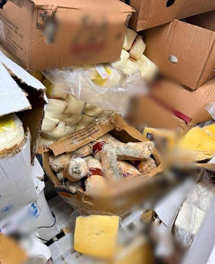 <p>Vatandaşların g&uuml;venli gıdaya ulaşabilmesi amacıyla ilgili kurumlarla tam bir iş birliği i&ccedil;erisinde &ccedil;alışıldığı belirtilirken, il&ccedil;e genelinde halk sağlığını tehdit eden hi&ccedil;bir unsura taviz verilmeyeceği ve yasal yaptırımların kararlılıkla uygulanmaya devam edeceği ifade edildi.</p>
