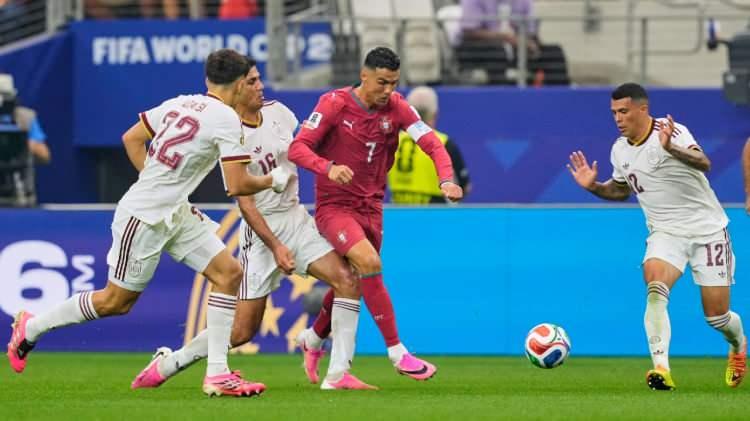 <p>Ancak saha dışında bu turnuva s&uuml;resince Instagram hesabında en &ccedil;ok takip&ccedil;i kazanan isim Vozinha oldu ve Yeşil Burunlu kaleci, Ronaldo, Messi ve Neymar gibi yıldızlara da bu anlamda sosyal medyada fark attı.</p>
