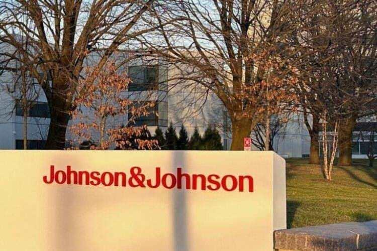 <p><strong><span style="color:#B22222">49)&nbsp; JOHNSON & JOHNSON&nbsp;</span> |&nbsp; &nbsp;493 MİLYAR DOLAR</strong></p>
