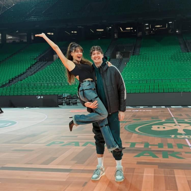 <p>2022 yılında Kuzey Makedonya'da d&uuml;nyaevine giren Ebru Şahin ile Cedi Osman, mutlu evliliklerini g&ouml;zlerden uzak yaşamayı s&uuml;rd&uuml;r&uuml;rken zaman zaman sosyal medya paylaşımlarıyla g&uuml;ndeme geliyor.</p>
