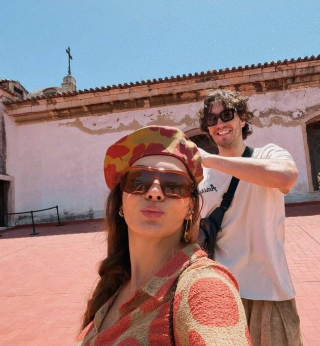 <p>Ebru Şahin'in paylaşımına kayıtsız kalmayan Cedi Osman da mavi kalp emojisi eşliğinde "Bir zamanlar Portekiz'de..." notunu paylaştı.</p>
