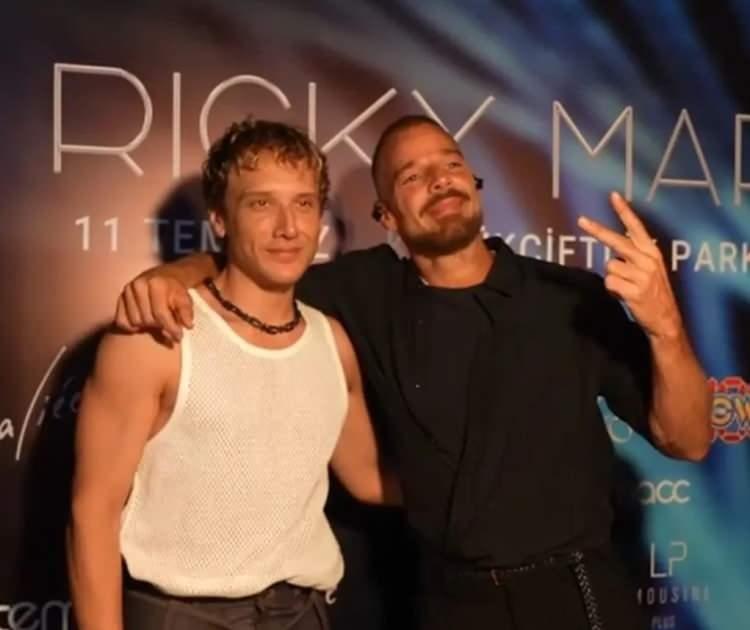 <p><span style="color:#800080"><strong>RICKY MARTIN İLE &Ccedil;OCUKLUK HAYALİNİ GER&Ccedil;EK​LEŞTİRDİ</strong></span></p>

<p>Kısa s&uuml;re &ouml;nce d&uuml;nyaca &uuml;nl&uuml; yıldız Ricky Martin ile aynı sahneyi paylaşarak &ccedil;ocukluk hayalini ger&ccedil;ekleştirdiğini s&ouml;yleyen Edis, performansıyla b&uuml;y&uuml;k beğeni toplamış ve sosyal medyada geniş yankı uyandırmıştı.</p>
