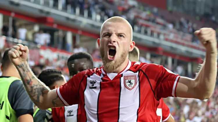 <p>Trabzonspor, Samsunspor'un 27 yaşındaki Hollandalı stoperi Rick van Drongelen ile prensip anlaşmasına vardı.<br />
<br />
Kul&uuml;pler arasında yapılan bonservis g&ouml;r&uuml;şmelerinde de sona gelindi.<br />
<br />
​(AKŞAM)</p>
