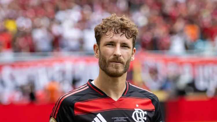 <p>Stoper takviyesi i&ccedil;in uğraşan Beşiktaş'ya Leo Pereira da listede.<br />
<br />
30 yaşındaki Brezilyalı savunmacı i&ccedil;in Flamengo kapıyı 15 milyon eurodan a&ccedil;tı.</p>

<p>(AKŞAM)&nbsp;</p>
