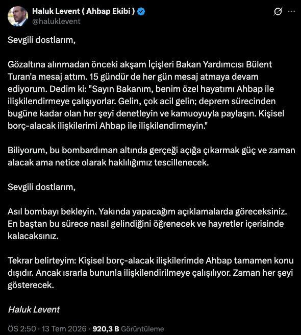 <p><strong><em>"Sevgili dostlarım, G&ouml;zaltına alınmadan &ouml;nceki akşam İ&ccedil;işleri Bakan Yardımcısı B&uuml;lent Turan'a mesaj attım. 15 g&uuml;nd&uuml;r de her g&uuml;n mesaj atmaya devam ediyorum. Dedim ki: "Sayın Bakanım, benim &ouml;zel hayatımı Ahbap ile ilişkilendirmeye &ccedil;alışıyorlar. Gelin, &ccedil;ok acil gelin; deprem s&uuml;recinden bug&uuml;ne kadar olan her şeyi denetleyin ve kamuoyuyla paylaşın. Kişisel bor&ccedil;-alacak ilişkilerimi Ahbap ile ilişkilendirmeyin." Biliyorum, bu bombardıman altında ger&ccedil;eği a&ccedil;ığa &ccedil;ıkarmak g&uuml;&ccedil; ve zaman alacak ama netice olarak haklılığımız tescillenecek. Sevgili dostlarım, Asıl bombayı bekleyin. Yakında yapacağım a&ccedil;ıklamalarda g&ouml;receksiniz. En baştan bu s&uuml;rece nasıl gelindiğini &ouml;ğrenecek ve hayretler i&ccedil;erisinde kalacaksınız. Tekrar belirteyim: Kişisel bor&ccedil;-alacak ilişkilerimde Ahbap tamamen konu dışıdır. Ancak ısrarla bununla ilişkilendirilmeye &ccedil;alışılıyor. Zaman her şeyi g&ouml;sterecek."</em></strong></p>
