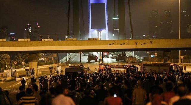 <p>Tahminlerinden &ccedil;ok daha b&uuml;y&uuml;k bir direnişle karşılaşan darbeci ter&ouml;ristler bozguna uğratılırken T&uuml;rk halkı, bir demokrasi destanı yazdı.</p>

<p><br />
<br />
<span style="color:#B22222"><strong>İŞTE DESTAN YAZAN ŞEHİTLERİMİZİN HİKAYELERİ...&nbsp;</strong></span></p>

