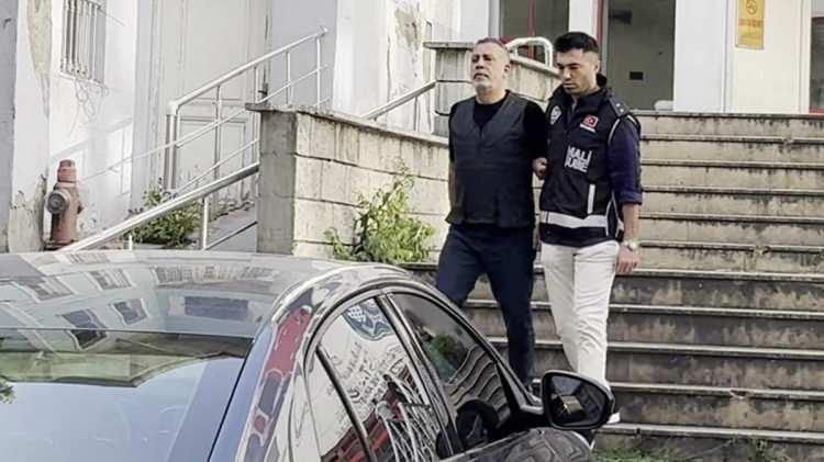 <p>&Ouml;te yandan diğer şahısların ifadelerinde de dikkat &ccedil;eken detaylar yer aldı. Sabah'ın haberine g&ouml;re tutuklanan ş&uuml;phelilerden Nurdan Eriş'in, Haluk Levent'le evli olduğu ortaya &ccedil;ıktı.Şarkıcıyla 2016 yılında İsvi&ccedil;re'de tanıştığını s&ouml;yleyen Eriş, şu ifadeleri kullandı:</p>
