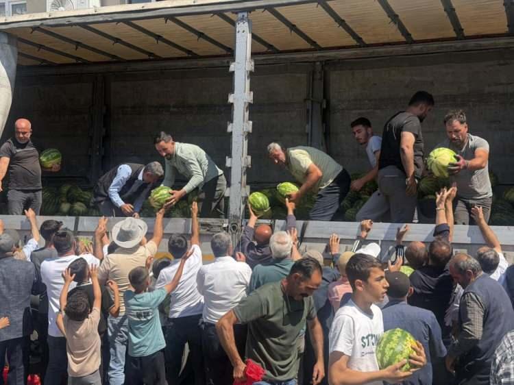 <p>Hem Ahlat hem de Adana'da &ccedil;ift&ccedil;ilik yapan Subaşı, Adana'da hasadını yaptığı karpuzların bir kısmını tıra y&uuml;kleyerek &uuml;cretsiz dağıtılmak &uuml;zere Ahlat'a g&ouml;nderdi.</p>

