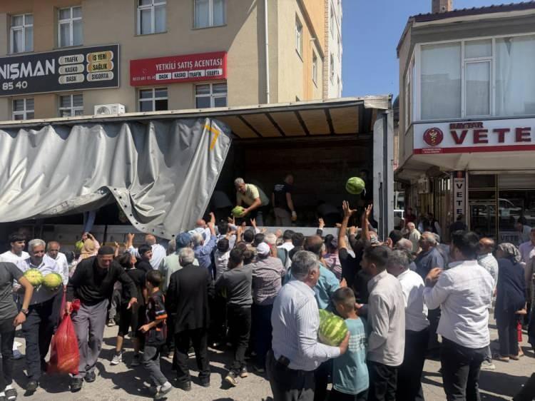 <p>Sel&ccedil;uklu &Ccedil;arşısı Meydanı'nda ger&ccedil;ekleştirilen dağıtıma vatandaşlar yoğun ilgi g&ouml;sterdi. Yoğun ilgi nedeniyle meydanda uzun kuyruklar oluşurken, dağıtım g&ouml;revlileri herhangi bir olumsuzluk yaşanmaması i&ccedil;in organizasyonu kontroll&uuml; şekilde y&uuml;r&uuml;tt&uuml;.</p>
