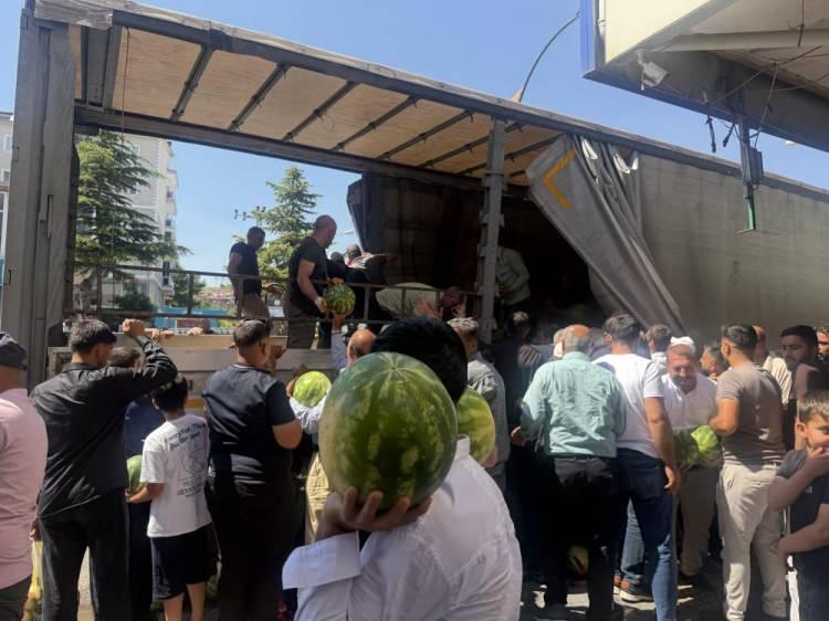 <p>Kısa s&uuml;rede dağıtılan tır dolusu karpuz nedeniyle b&ouml;lgede zaman zaman trafik yoğunluğu yaşandı.</p>
