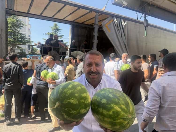 <p>Vatandaşlardan Yakup Y&uuml;rikli, hayırsever &ccedil;ift&ccedil;inin her yıl &uuml;cretsiz karpuz dağıttığını belirterek, <strong>"&Ccedil;ift&ccedil;i arkadaşımız her yıl bu şekilde karpuz dağıtıyor. G&uuml;zel bir şey bence. Şahsen ben memnunum. Allah razı olsun. Kesesine bereket"</strong> ifadelerini kullandı.</p>
