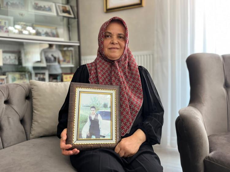 <p>O karanlık geceyi anlatan Takdemir, <strong><em>"&Ouml;mer, gece eve telaşla geldi. &lsquo;Anne darbe var, televizyonu a&ccedil;ın&rsquo; dedi. Ankara&rsquo;daki g&ouml;r&uuml;nt&uuml;leri izledik. Bir s&uuml;re bizimle oturdu ama yerinde duramadı. &lsquo;Ben belediyenin &ouml;n&uuml;ne gideceğim&rsquo; dedi. Babası gitmesini istemedi. Bir s&uuml;re kapının &ouml;n&uuml;nde bekledi. Sonra izin alınca koşarak &ccedil;ıktı."</em></strong> dedi.</p>
