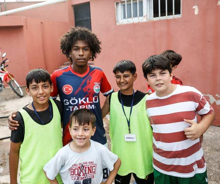 <p>Sudan'da doğup ilk, orta ve lise eğitimini Mersin'de tamamlayan Ahmet, 3 yıl &ouml;nce annesini kaybetti.<br />
&nbsp;</p>
