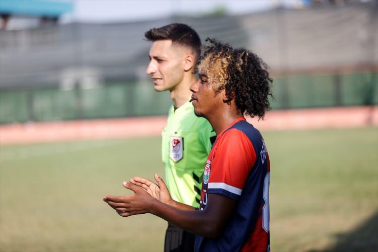 <p>Mahalle takımının başarısı i&ccedil;in turnuvalarda ter d&ouml;ken Ahmet, futbol kariyerinde ilerleme hedefiyle m&uuml;cadelesini s&uuml;rd&uuml;r&uuml;yor.</p>
