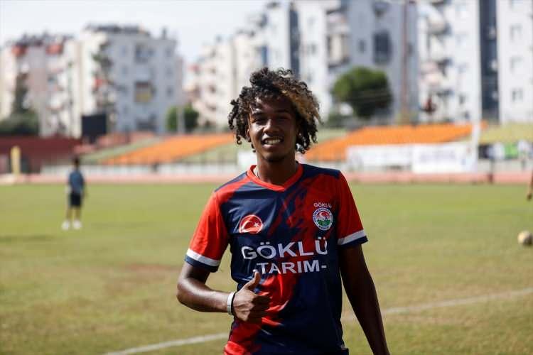 <p>Babasıyla yaşayan ve k&uuml;&ccedil;&uuml;kl&uuml;ğ&uuml;nden bu yana futbola ilgi duyan Ahmet, mahalle muhtarının &ccedil;ağrısı &uuml;zerine Değirmenderespor'da forma giymeye başladı.</p>
