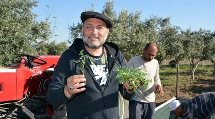 <p><em><strong>&Uuml;nl&uuml; klarnet virt&uuml;&ouml;z&uuml; H&uuml;sn&uuml; Şenlendirici, memleketi İzmir&rsquo;in Bergama il&ccedil;esindeki &ccedil;iftliğinde k&ouml;y hayatı yaşıyor. Doğayla i&ccedil; i&ccedil;e yaşamayı tercih eden Şenlendirici'nin k&ouml;y hayatı ile ilgili a&ccedil;ıklamaları g&uuml;ndem oldu.</strong></em></p>
