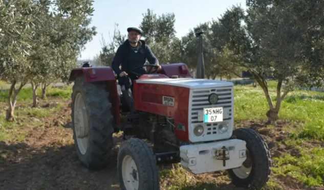 <p>Domatesten bibere, patlıcandan kabağa kadar pek &ccedil;ok sebzenin yanı sıra zeytin, portakal, vişne, kiraz, cennet hurması, armut, elma gibi bir&ccedil;ok meyve yetiştiren Şenlendirici, trakt&ouml;r de kullanıyor.&nbsp;</p>

<p>&nbsp;</p>
