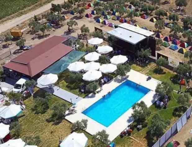 <p>Şenlendirici, i&ccedil;inde y&uuml;zme havuzu ve bir villanın da bulunduğu Bakır&ccedil;ay Ovası&rsquo;nın ortasındaki &ccedil;iftliğinde ayrıca 30 tavuk, 10 kadar ke&ccedil;i ve koyun besliyor.&nbsp;</p>

<p>&nbsp;</p>
